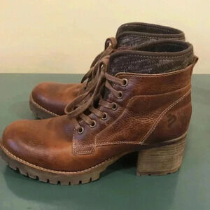 Bull Boxer Carmen leather lace up boots with block heel.